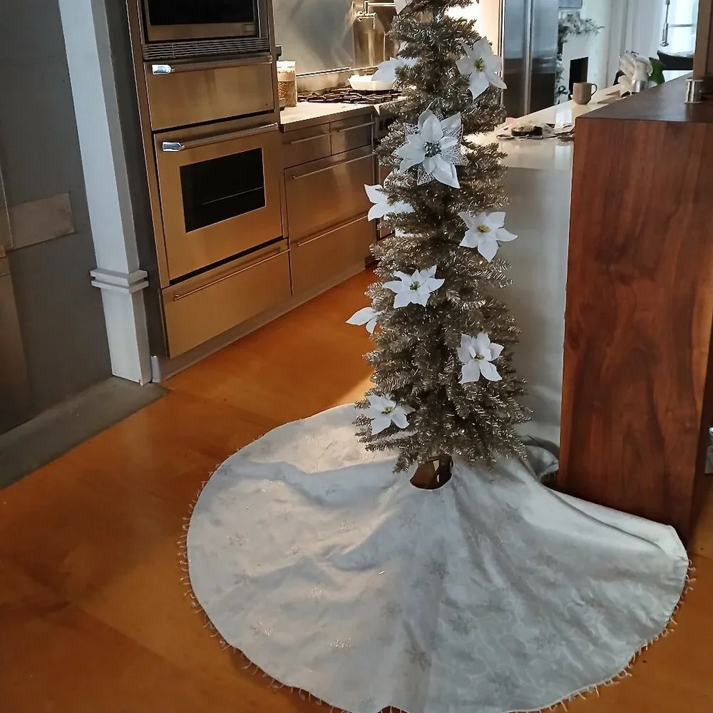 Christmas Tree Skirt - white with Silver Snowflakes